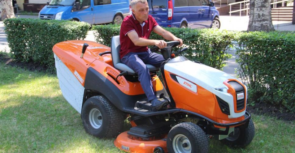 В Покровске появился первый мини-трактор для покоса травы