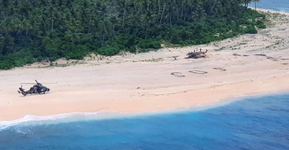 Моряків, які застрягли на безлюдному острові, знайшли за написом SOS на піску