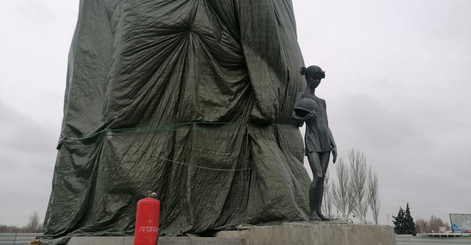 Утеплились и продолжили работу – в Покровске идет реконструкция мемориала «Девочка»
