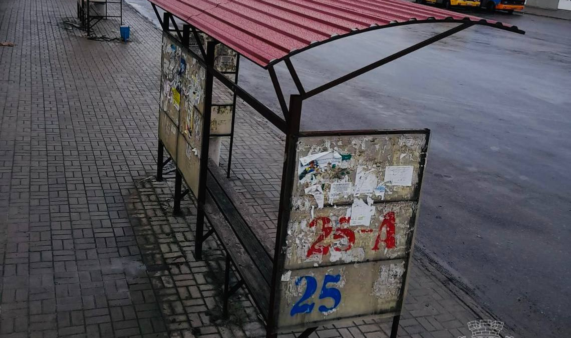 У Покровську ремонтують зупиночні павільйони на міському автовокзалі