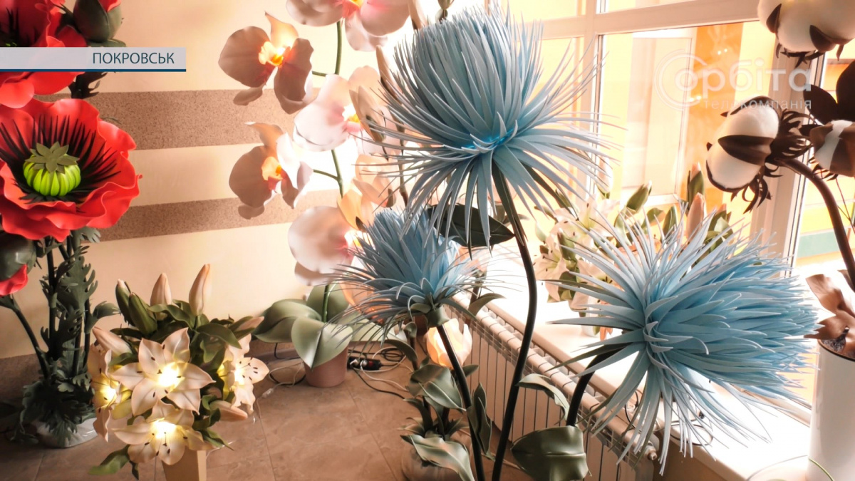 Покровська майстриня відкрила виставку незвичайних світильників-квітів
