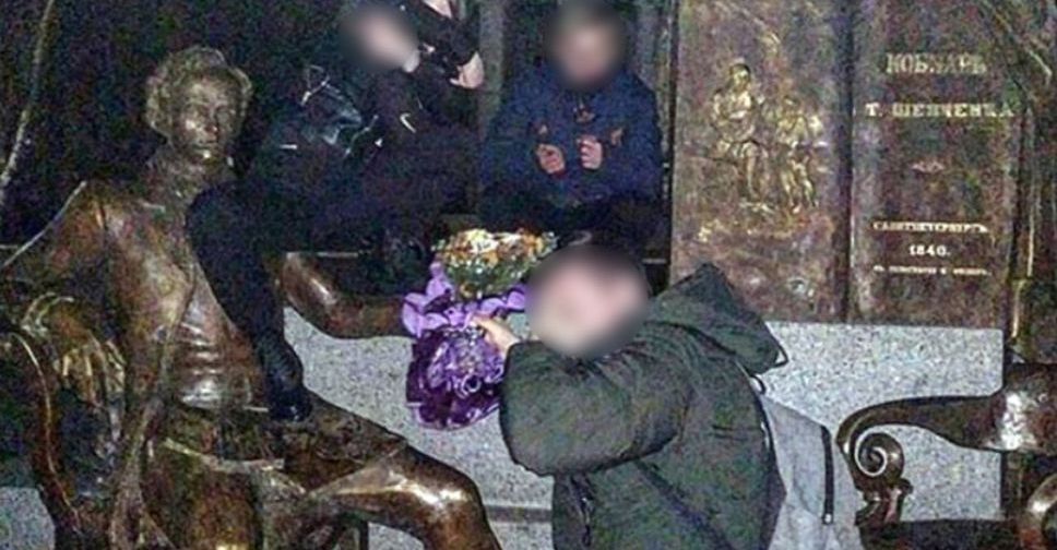 Поліція Покровська встановила підлітків, які влаштували непристойну фотосесію на пам’ятнику Кобзарю