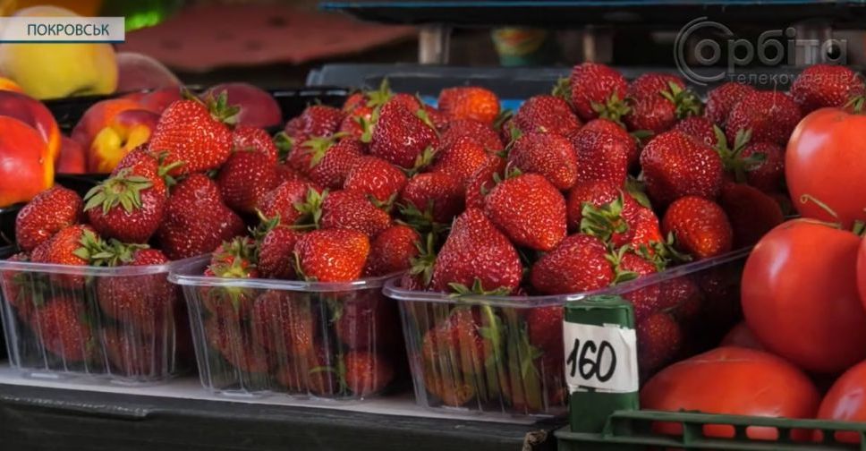 Ранні ягоди, фрукти та овочі. Що та в яку ціну пропонують продавці на покровських ринках