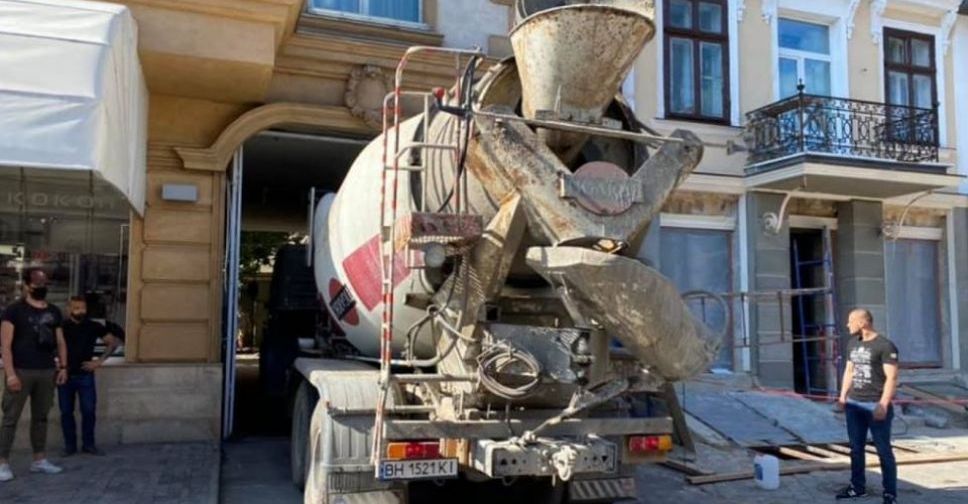 В Одессе жители многоэтажки залили бетоном бизнес местного депутата