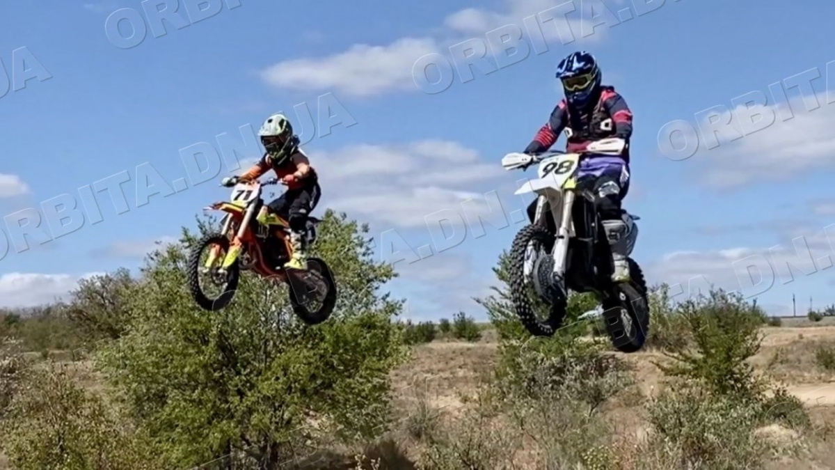 На швидкості до перемог: троє мотоспорстеменів – стипендіати Покровської громади