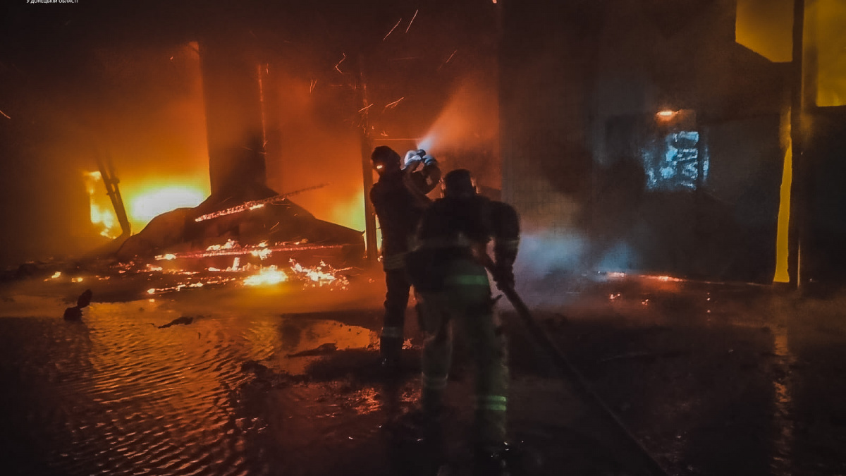 Наслідки нічних обстрілів Покровська ліквідовували рятувальники
