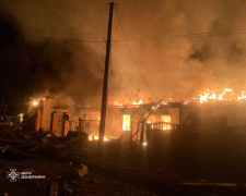 Майже 5 годин рятувальники приборкували пожежу, яка виникла в Покровську внаслідок обстрілу