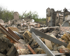 Загинула жінка, десятки будинків пошкоджені: вночі окупанти вдарили по Селидовому 4 рази (сюжет)