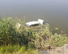 В Мирнограде спасатели вытаскивали из водоема «Москвич»