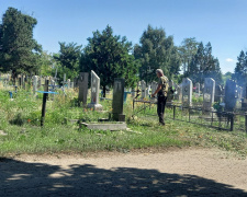 Косять та прибирають: на кладовищі селища Шевченко кипить робота