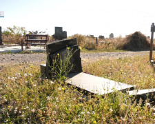 Вандали чи стихія: на кладовищі Покровська зруйновано кілька пам&#039;ятників