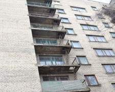 В Покровске разбилась девушка, упав с балкона общежития