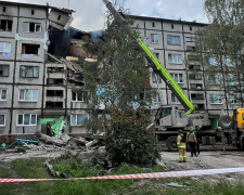 У Білозерському ворожий БпЛА влучив у житлову 5-поверхівку, є поранені