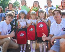 День знаний в Донецкой области: подарки от благотворителей и встреча с хоккеистами