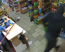Продавец в магазине отбилась шваброй от грабителя с пистолетом