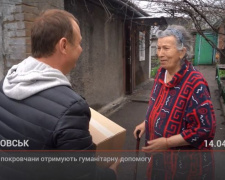 З місця подій. Одинокі покровчани отримують гуманітарну допомогу