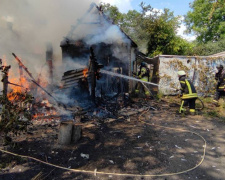 У Покровську добровольці-рятувальники загасили пожежу, яка ледве не знищила два приватні будинки