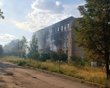 У Родинському внаслідок обстрілів поранено двох мирних жителів, зайнялася гімназія