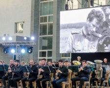 В Покровске прошел концерт «Поклонимся ветеранам» – подарок от Леонида Байсарова