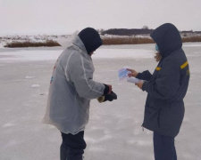 Покровские спасатели напомнили рыбакам о правилах поведения на льду