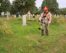 Покіс трави та вивіз сміття: комунальники прибирають на кладовищах Покровської громади