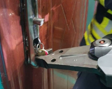 В Покровске спасатели открывали двери квартиры, в которой умерла женщина