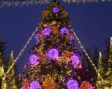 В микрорайоне «Лазурный» зажглась Большая новогодняя елка от компании «Донецксталь»