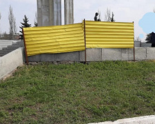 В Покровске пытались украсть ограждение вокруг мемориала «Девочка»