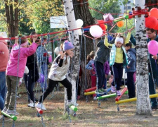 «Донецксталь» помогает осуществлять мечты: у детей Мирнограда появился веревочный парк