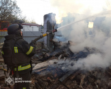 У Родинському внаслідок обстрілу загорівся приватний будинок