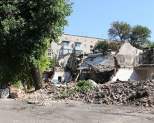 В Мирнограде разбирают сгоревшее здание «Укрпочты» и «Ощадбанка»