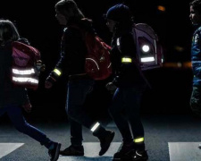 Непомітні пішоходи: як убезпечити себе та дітей в темну пору доби на дорозі