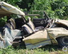 Подробности ДТП с перевернувшимся грузовиком: разбитый ВАЗ, пострадавший в больнице