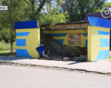 У Мирнограді в негоду обвалився дах автобусної зупинки