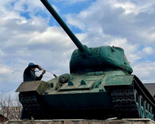 В Покровске реставрируют памятник-танк
