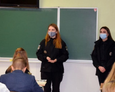 Поліцейські Покровська провели профорієнтаційну роботу зі старшокласниками