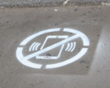 На оживленных дорогах Покровска появились предупреждающие надписи для пешеходов