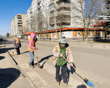 Покровськ готується зустрічати весну: комунальники розпочали прибирання доріг