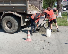 В Покровске стартовал ямочный ремонт дорог