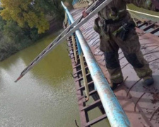 В Мирнограде спасатели помогли девушке выбраться из водоема