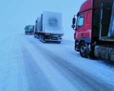 Спасатели Покровска и Мирнограда освобождают машины из снежного плена