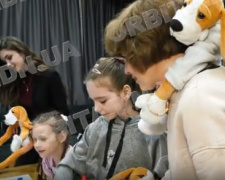 «Хібукі-терапія» в дії: покровські дітлахи долають страхи за допомоги собаки-обіймаки