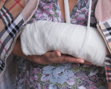 Жительница Покровска оказалась в травматологии после нападения стаи собак
