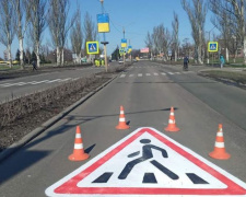 На небезпечних ділянках доріг Покровська з’явилися попереджувальні знаки