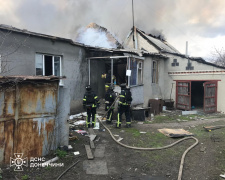 У Родинському рятувальники ліквідували пожежу після ворожого обстрілу