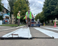 Для безпеки водіїв та пішоходів: у Покровську оновлюють дорожню розмітку