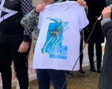 У Покровську презентували футболку бігового марафону-2020