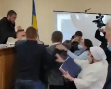 Драка на сессии Селидовского городского совета: помощнику нардепа сообщено о подозрении