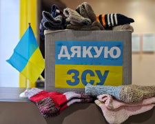 Шкарпетки для захисників: волонтерки з Новогродівки показали, як допомагають воїнам