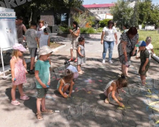 «З книгою відкриваємо світ». Покровські бібліотекарки влаштували для дітлахів розважальний пікнік